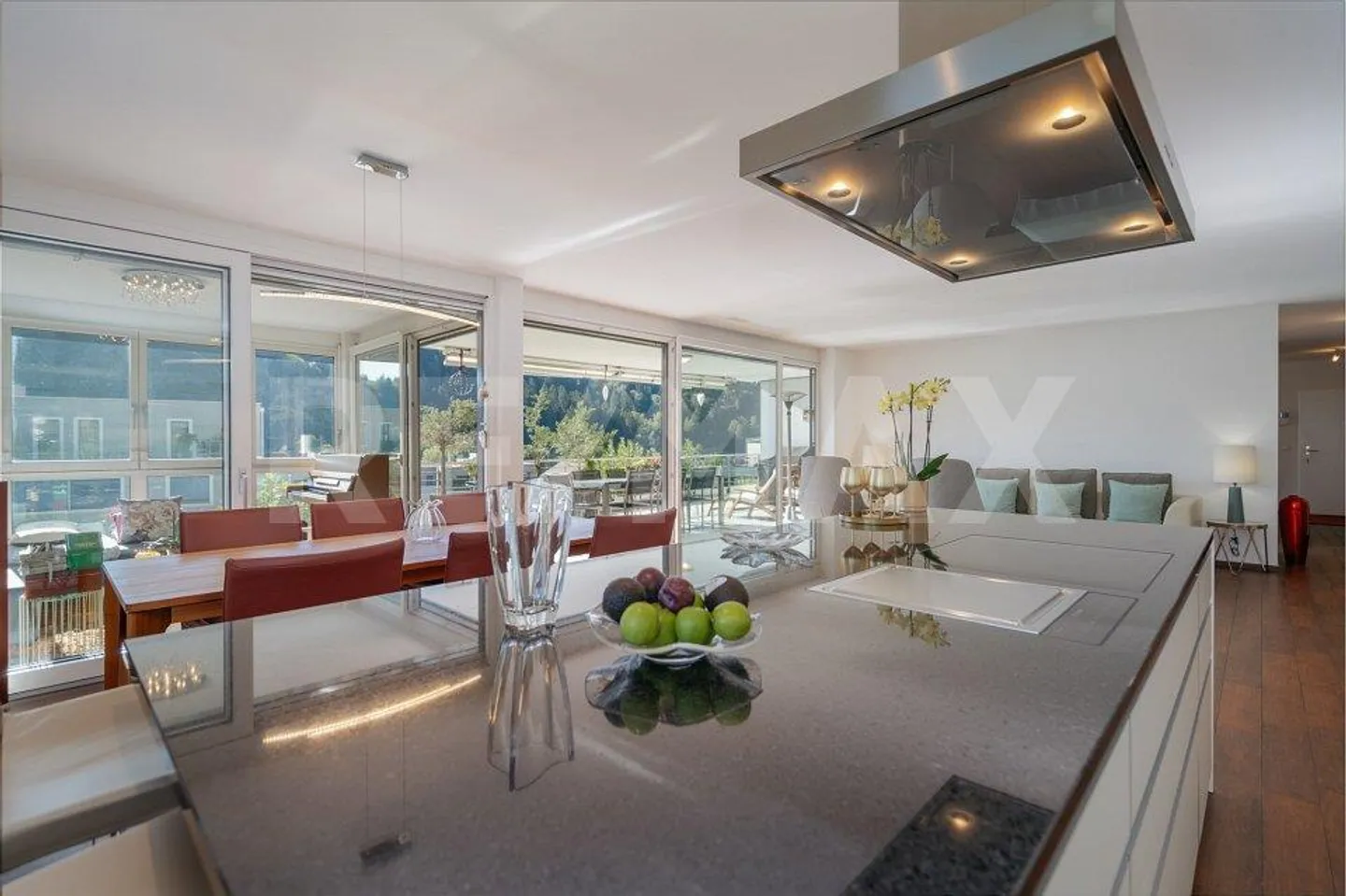 Beaucoup d'espace pour un logement spacieux : appartement de 6½ pièces sur le versant ensoleillé - Photo 5 sur 13