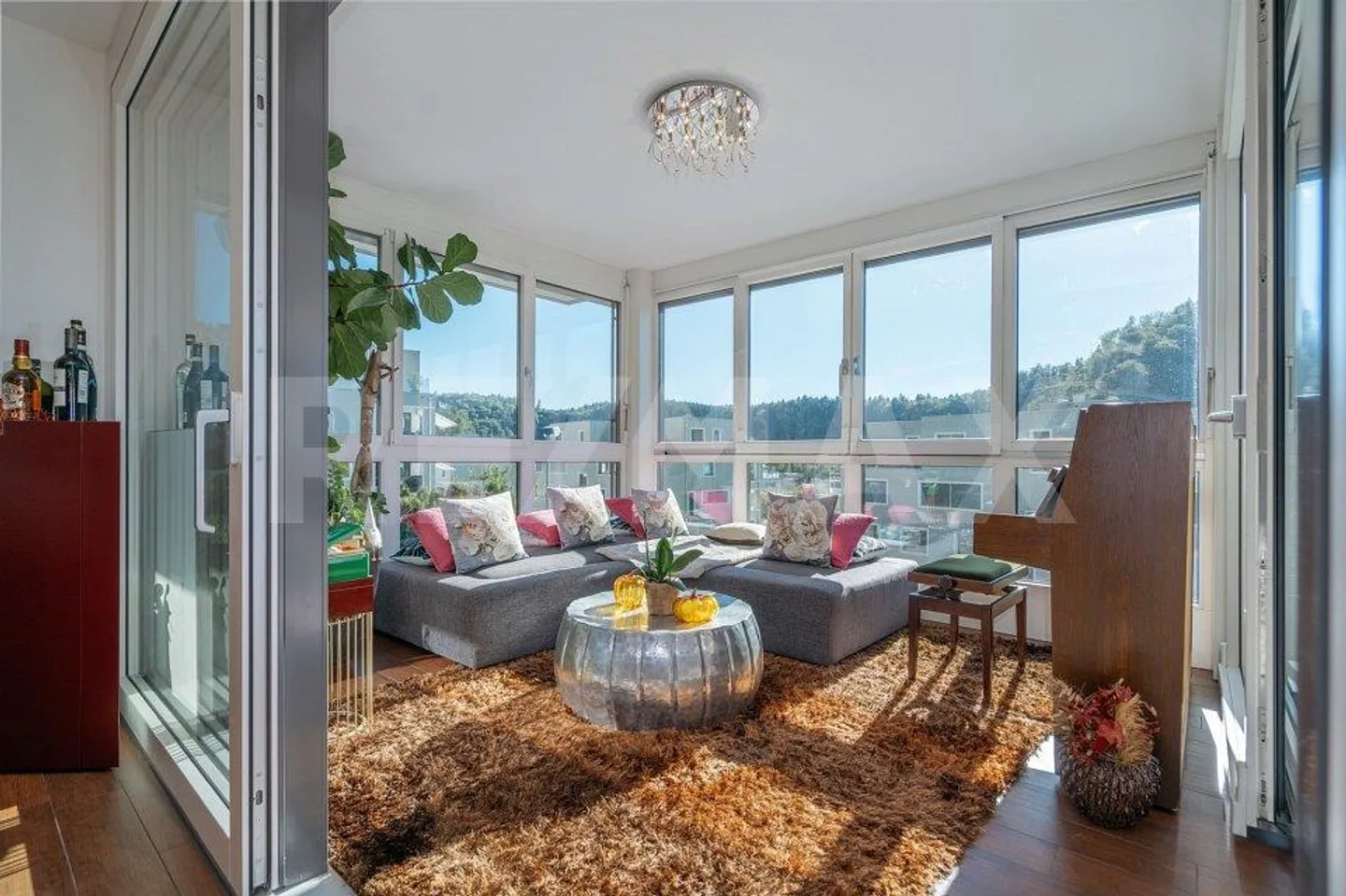 Beaucoup d'espace pour un logement spacieux : appartement de 6½ pièces sur le versant ensoleillé - Photo 6 sur 13