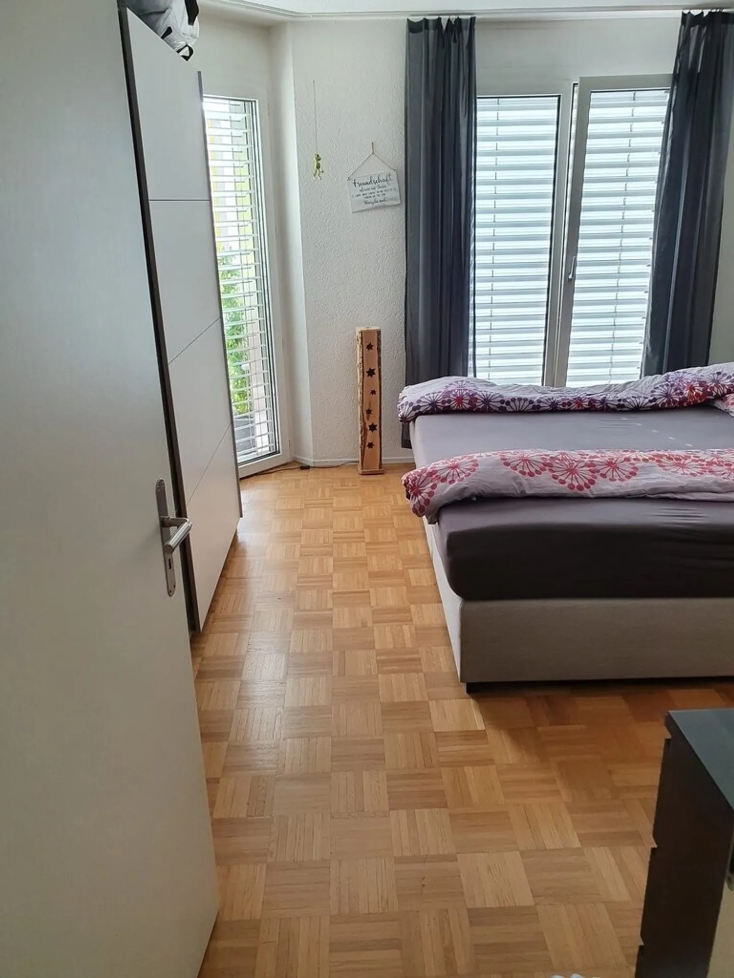 Ampio appartamento di 3,5 locali in una posizione tranquilla a Flamatt - Foto 3 di 6