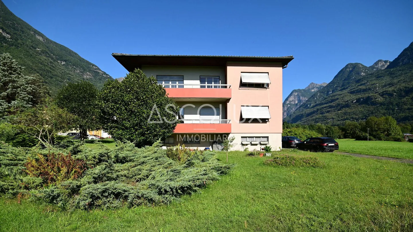 Zweifamilienhaus mit großem Grundstück in ruhiger und sonniger Lage - Foto 1 von 13