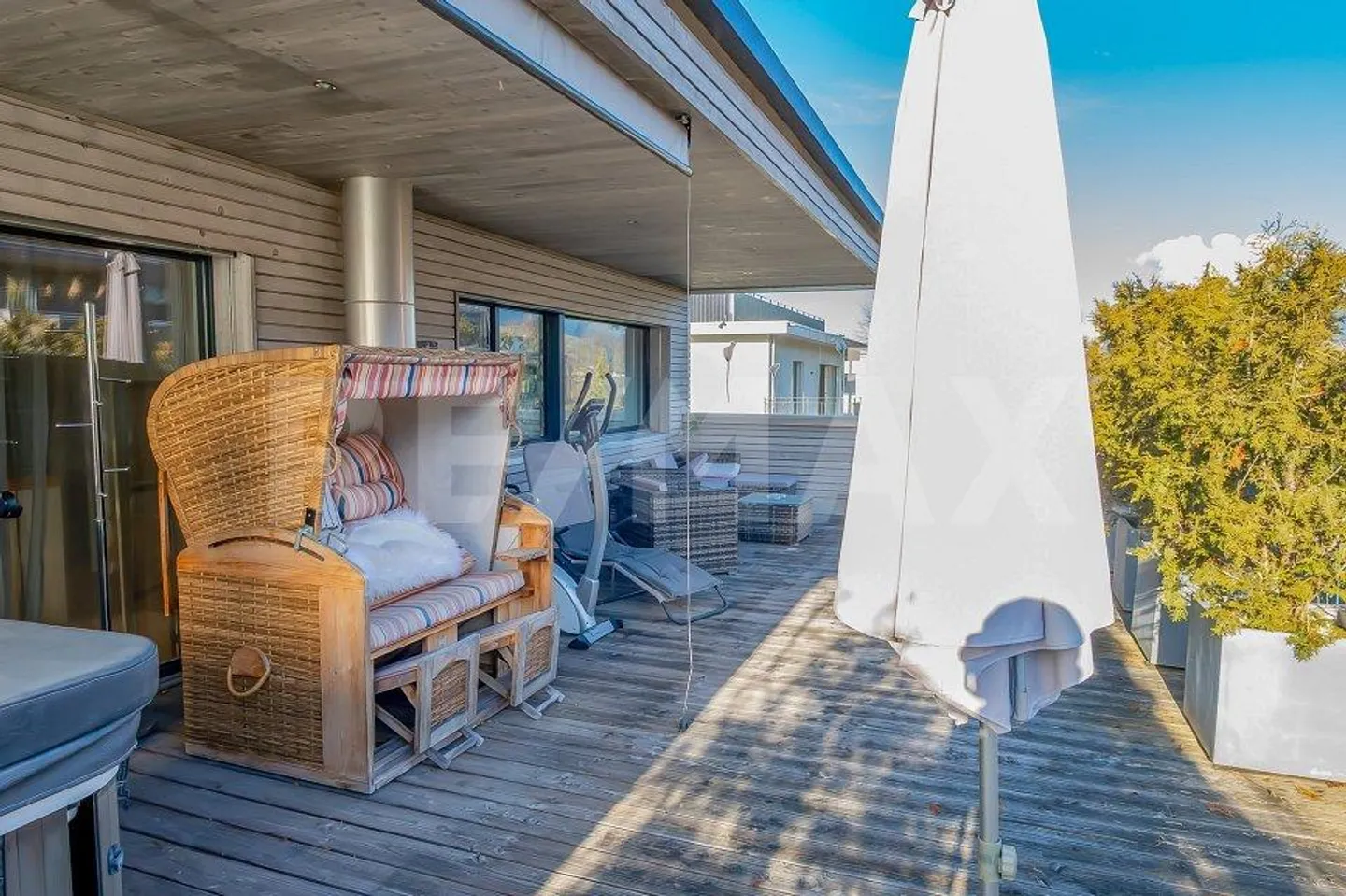 Modern single-family house with share of lake plot - the exclusive Gel... - Photo 8 of 13