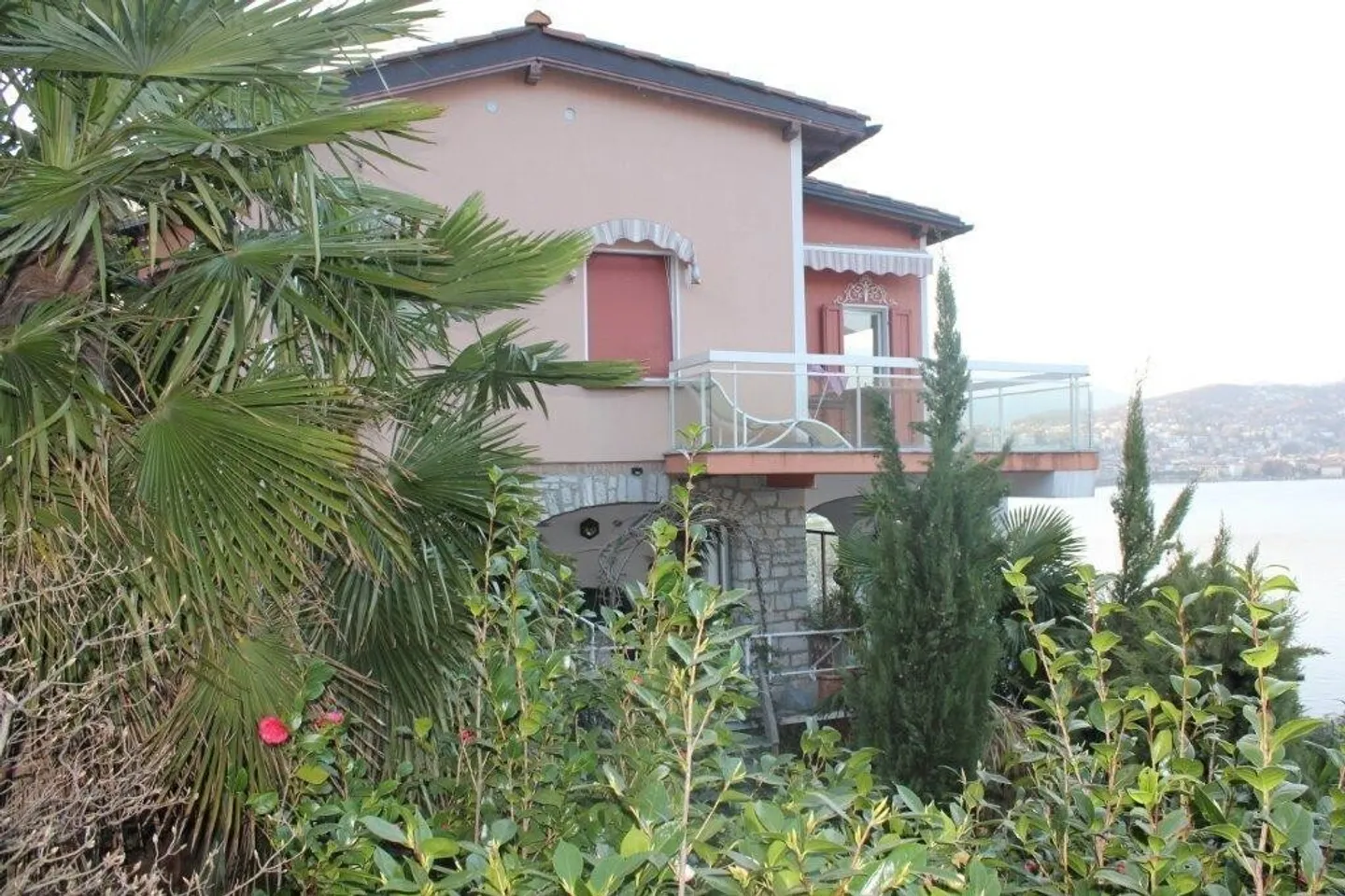 Villa mit Seeblick - Foto 1 von 10