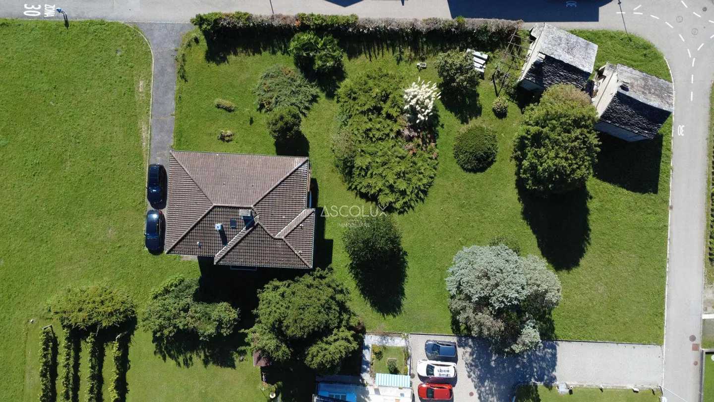 Zweifamilienhaus mit großem Grundstück in ruhiger und sonniger Lage - Foto 13 von 13