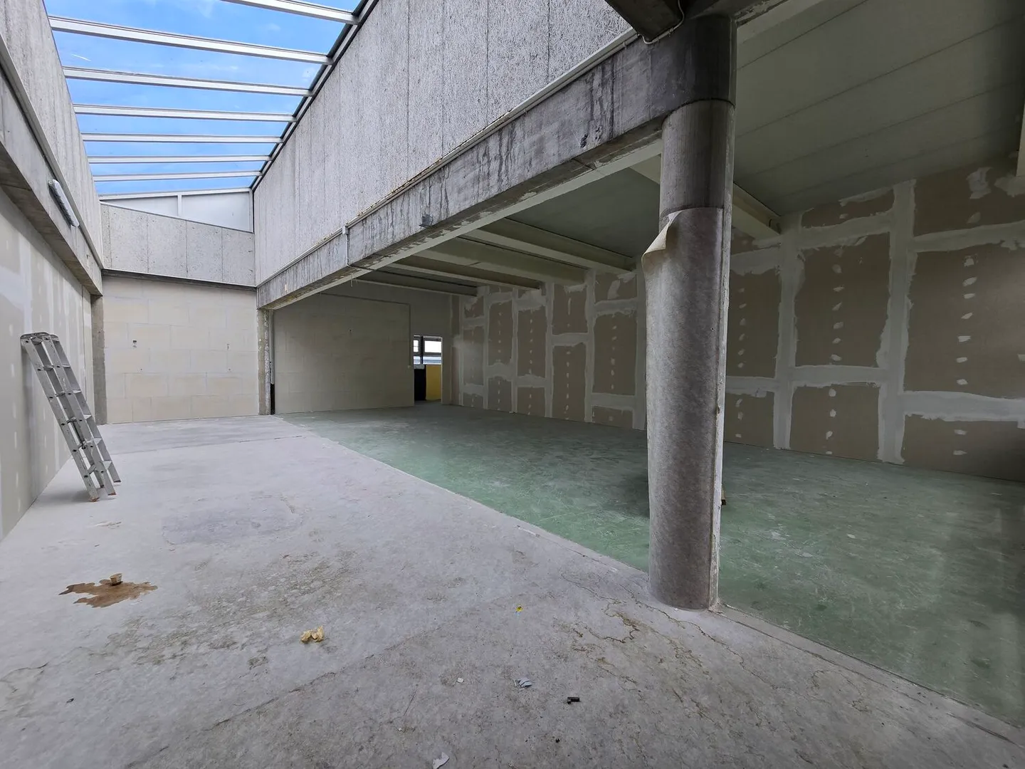 Mixed-use building for rent - Photo 2 of 4