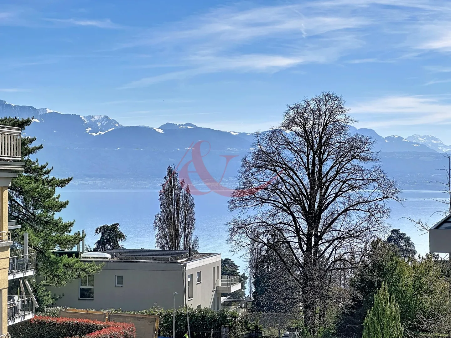 Appartement lumineux avec vue sur le lac - Photo 2 sur 10