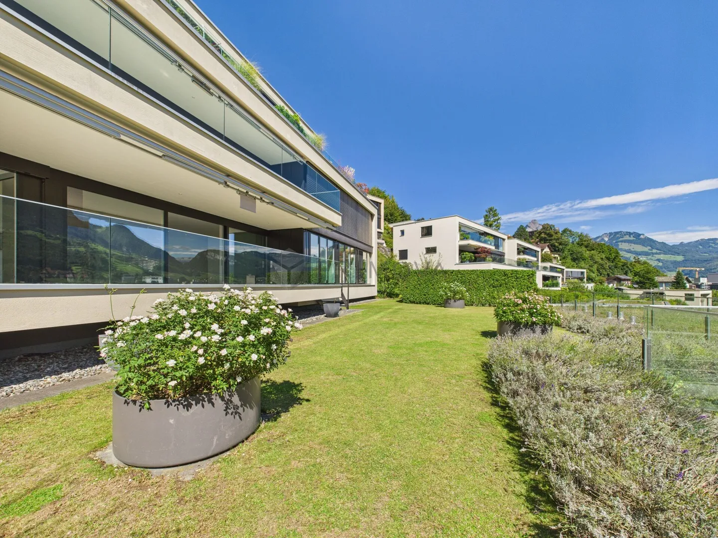 Spacious terrace apartment with garden and panoramic view of the mountains and the lake! - Photo 13 of 16