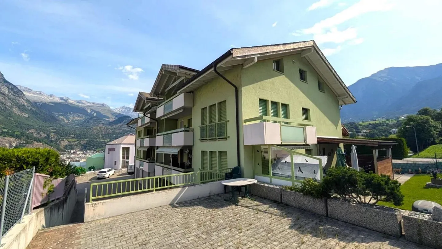Exclusive penthouse apartment in a quiet location in Brig-Glis - Photo 1 of 20