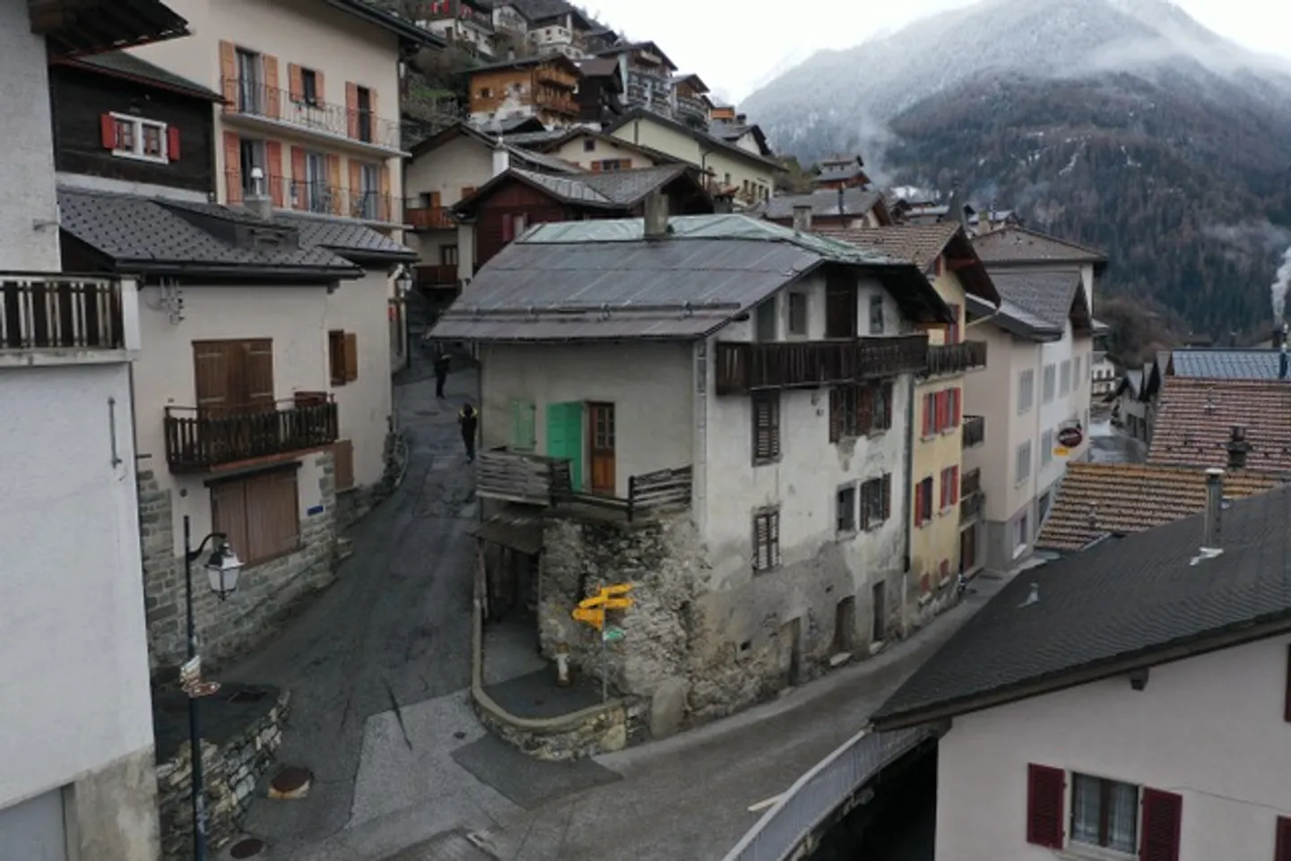 5.5 Room Duplex Apartment in the Heart of the Village of Isérables - Photo 5 of 6