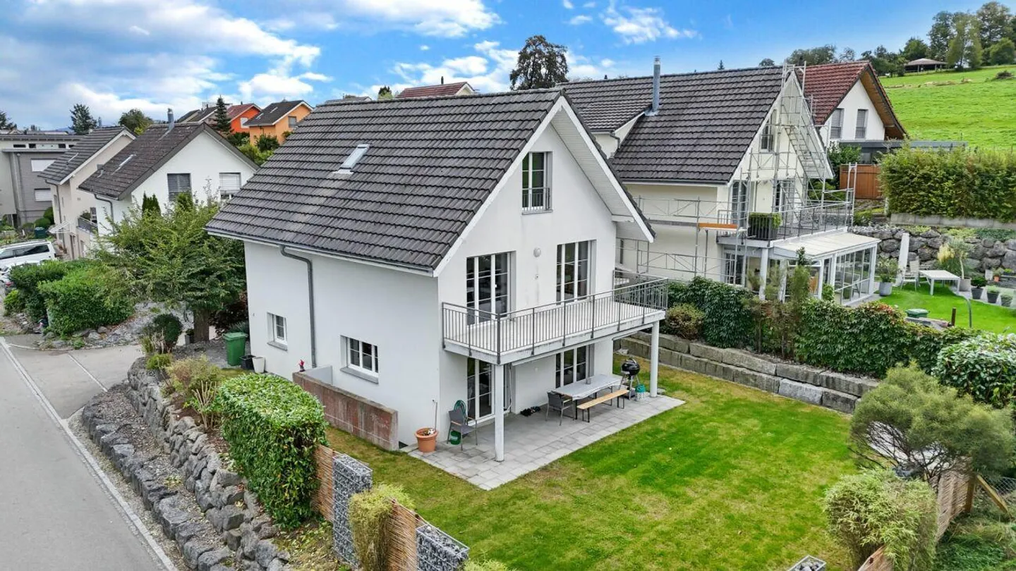 Una casa per sentirsi bene - casa unifamiliare soleggiata in una posizione adatta alle famiglie di Niederuzwil - Foto 1 di 25