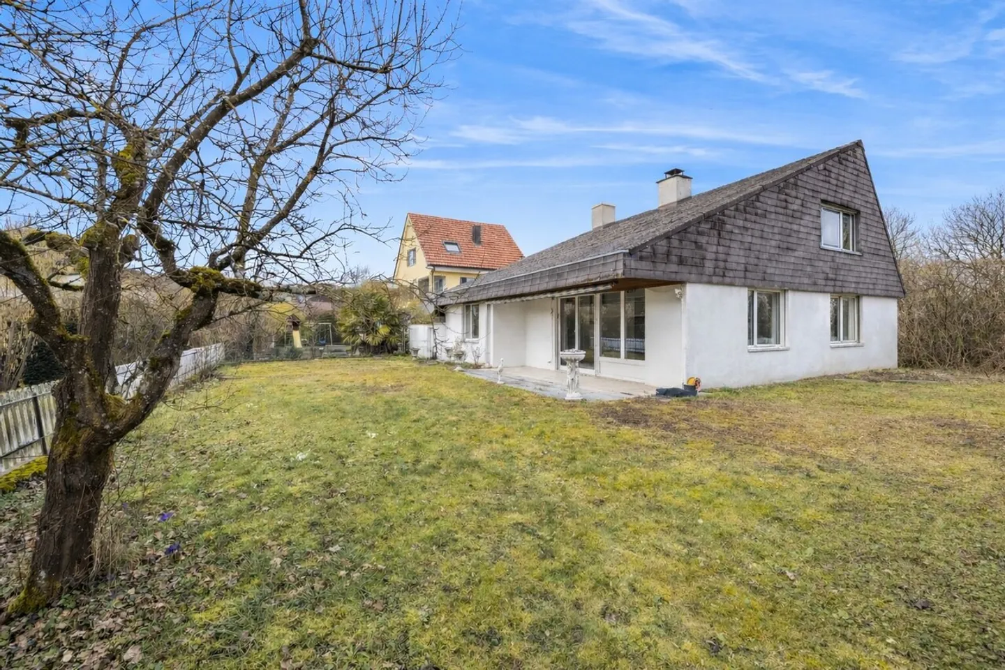 Casa unifamiliare indipendente, baciata dal sole, con giardino generoso... - Foto 2 di 7