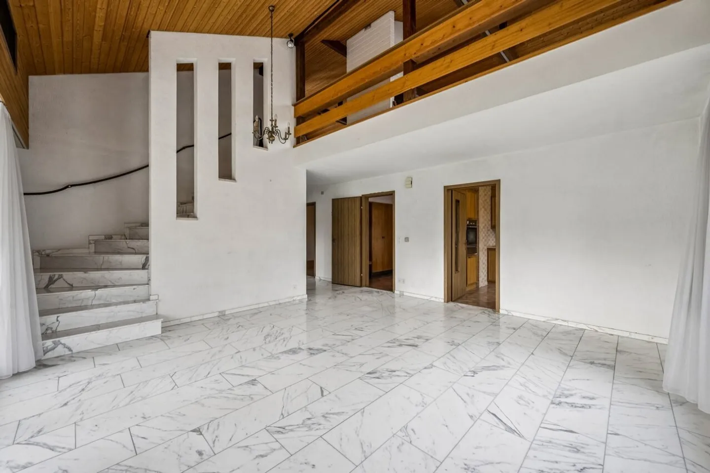 Casa unifamiliare indipendente, baciata dal sole, con giardino generoso... - Foto 3 di 7