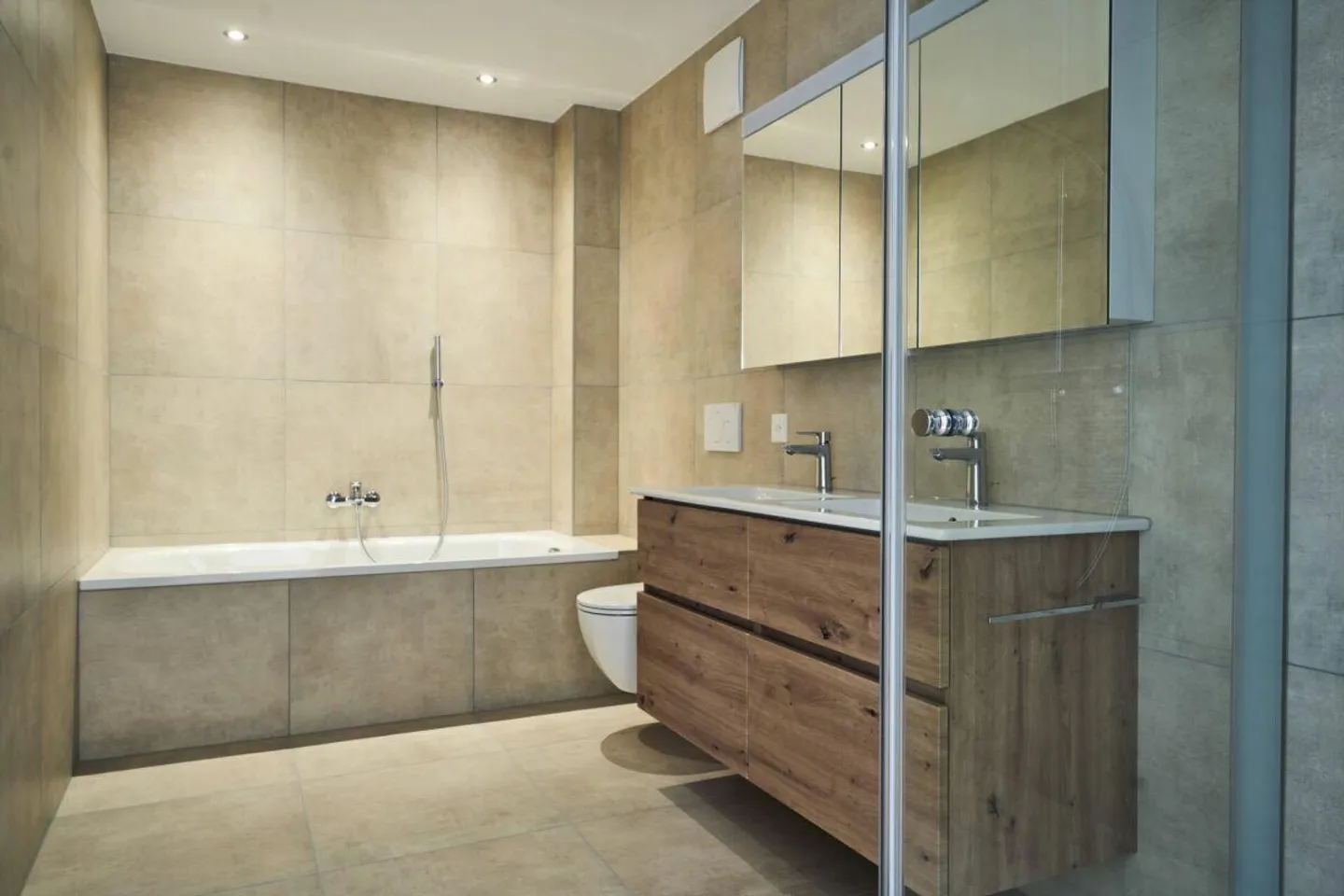 Grosszügige Wohnung mit Sitzplatz - Foto 3 von 9