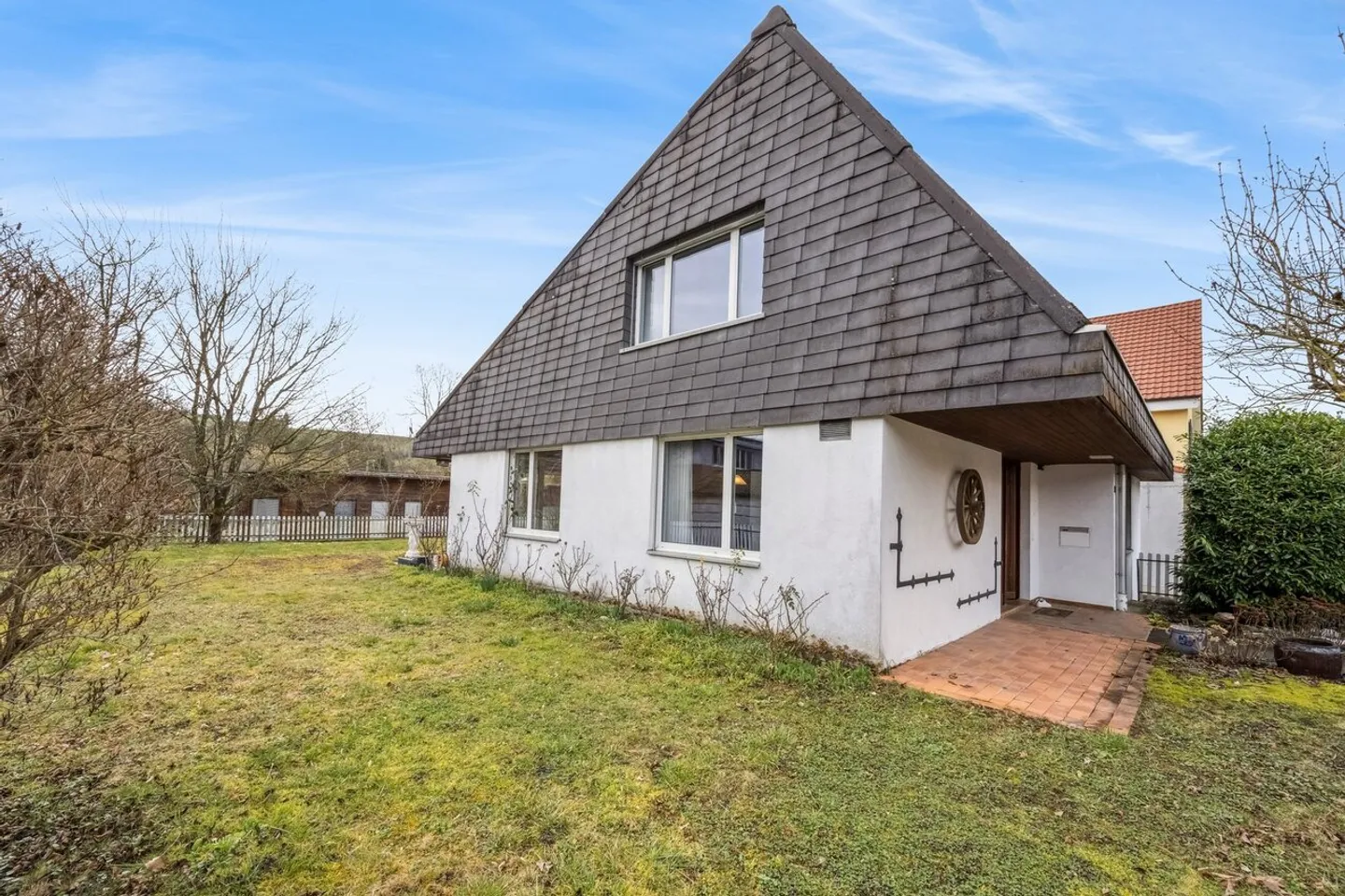 Casa unifamiliare indipendente, baciata dal sole, con giardino generoso... - Foto 1 di 7