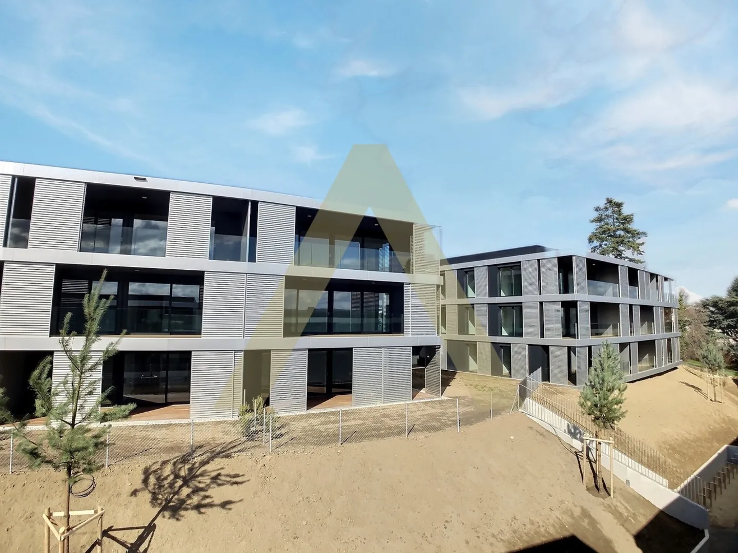 Immeuble de rendement entièrement loué - Photo 3 sur 11