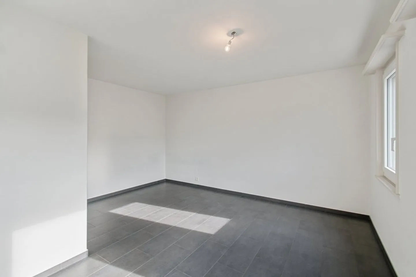 Charming 1-room apartment - Photo 2 of 4