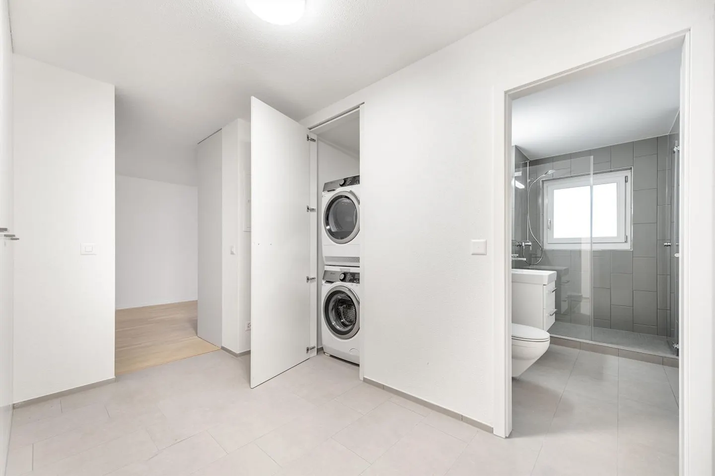 Modern apartment with south balcony - Photo 3 of 8