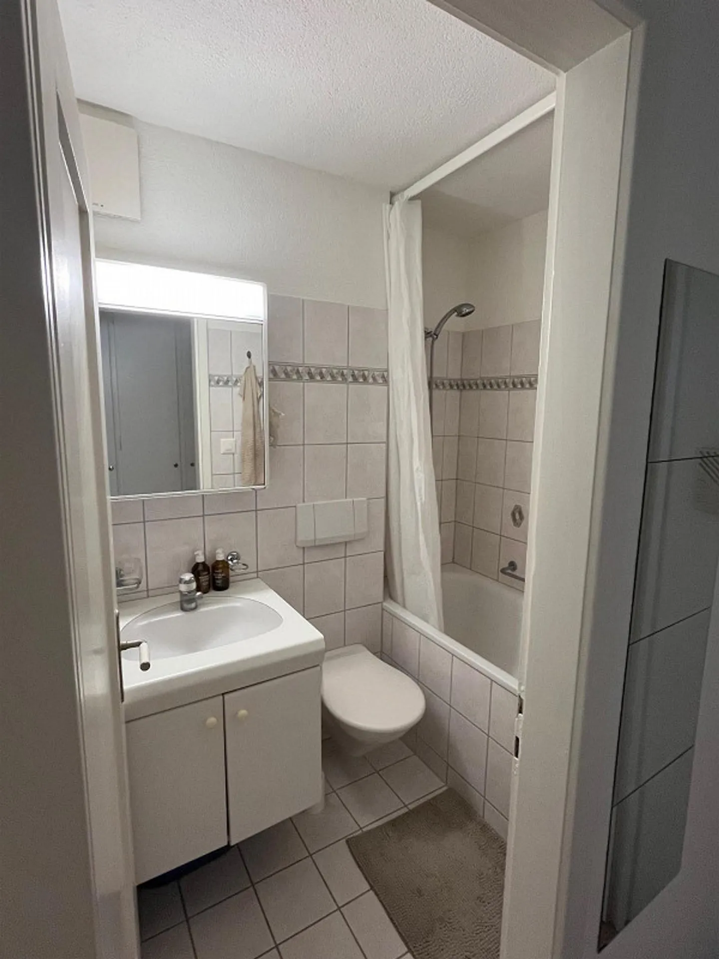 No but mine. Living near Neuörlikon. - Photo 2 of 6