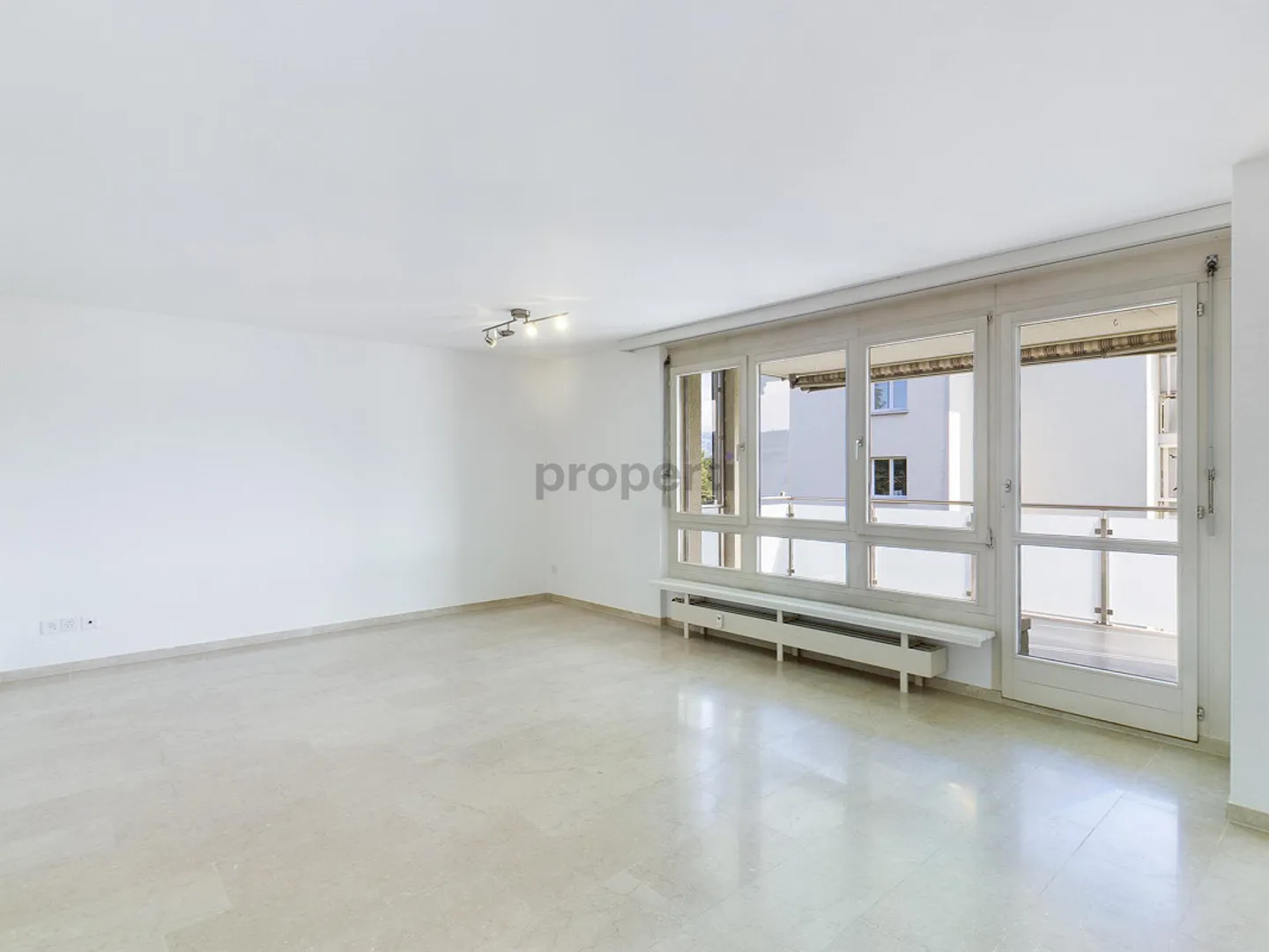 Lichtdurchflutete 4.5 Zimmerwohnung an familienfreundlicher Lage - Foto 4 von 10