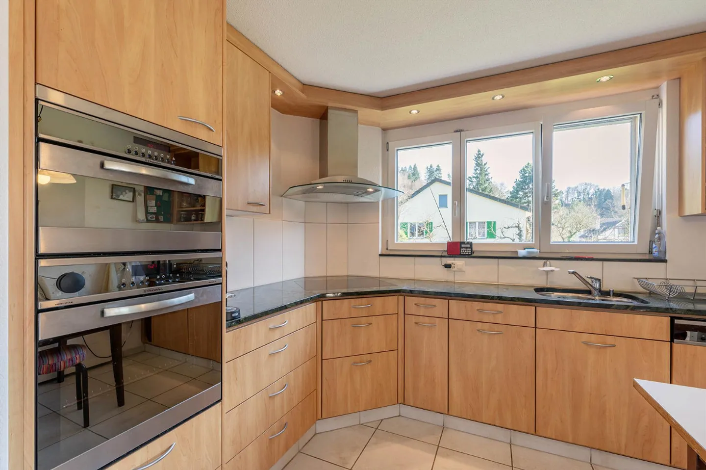 Spacious garden and apartment with stunning views - Photo 2 of 13