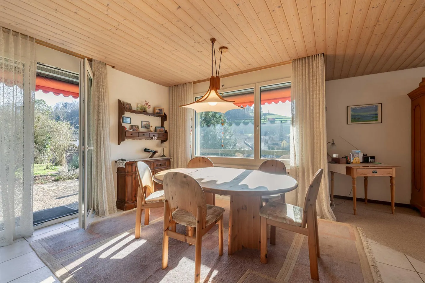 Spacious garden and apartment with stunning views - Photo 3 of 13