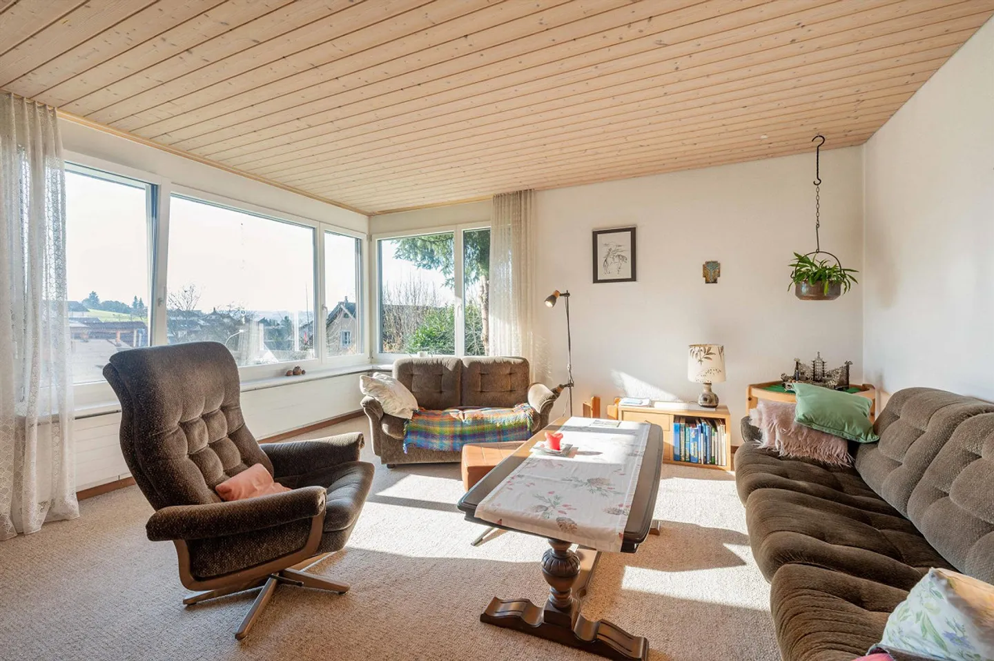 Spacious garden and apartment with stunning views - Photo 4 of 13