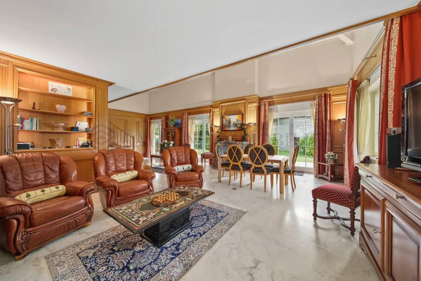 Magnificent 4-bedroom villa with pool and lake view - Photo 4 of 4