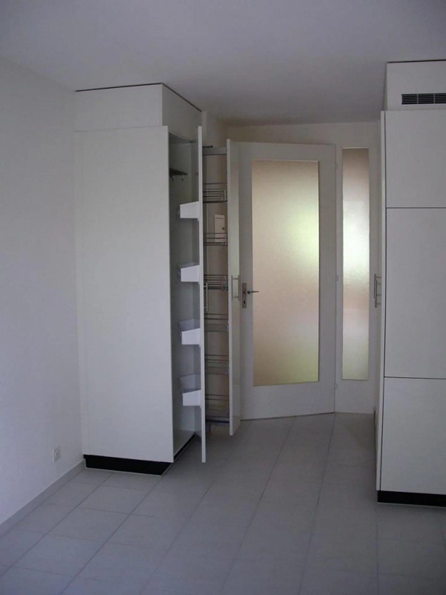 3.5 Room Garden Apartment after Complete Renovation Bathroom for Rent - Photo 4 of 9