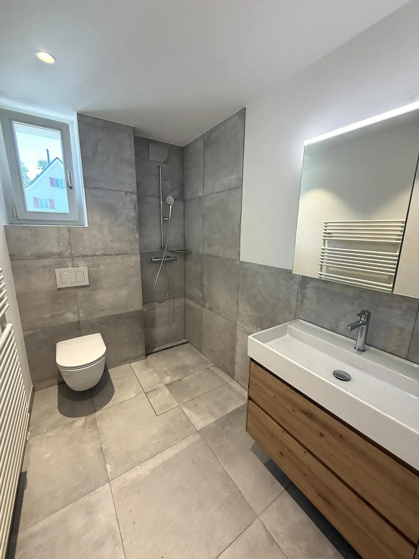Dans le meilleur emplacement | appartement 3.5 pièces entièrement rénové avec une belle terrasse - Photo 5 sur 9
