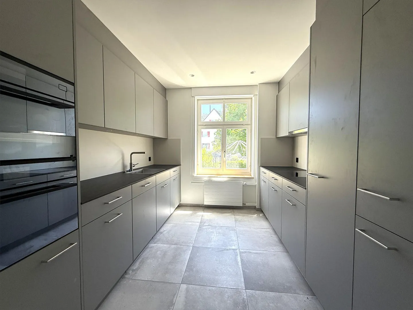 Dans le meilleur emplacement | appartement 3.5 pièces entièrement rénové avec une belle terrasse - Photo 1 sur 9