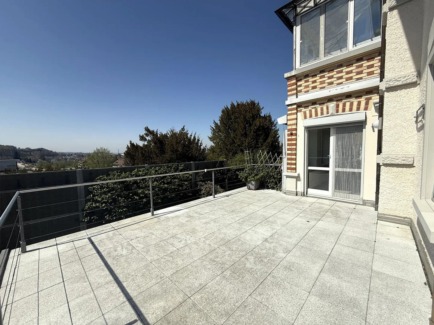 Dans le meilleur emplacement | appartement 3.5 pièces entièrement rénové avec une belle terrasse - Photo 6 sur 9