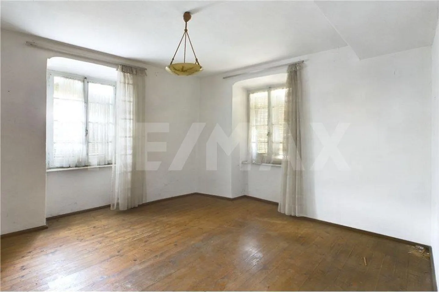 Altes Wohnhaus mit Dachboden und kleinem Hof/Garten, zu renovieren - Foto 4 von 10