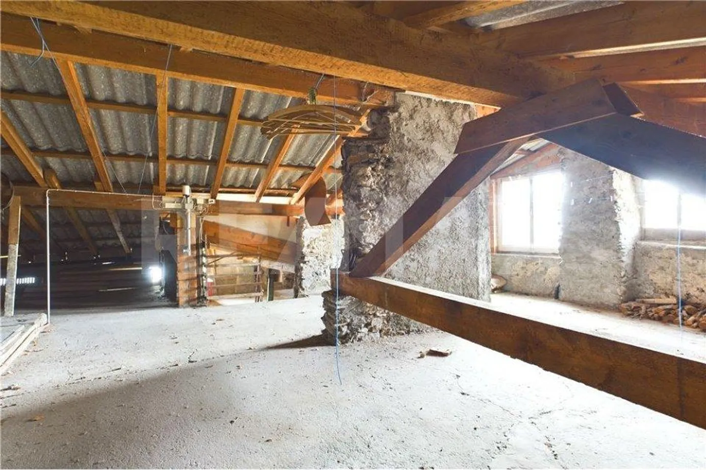 Altes Wohnhaus mit Dachboden und kleinem Hof/Garten, zu renovieren - Foto 7 von 10