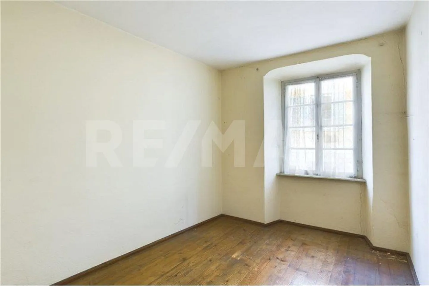 Altes Wohnhaus mit Dachboden und kleinem Hof/Garten, zu renovieren - Foto 8 von 10