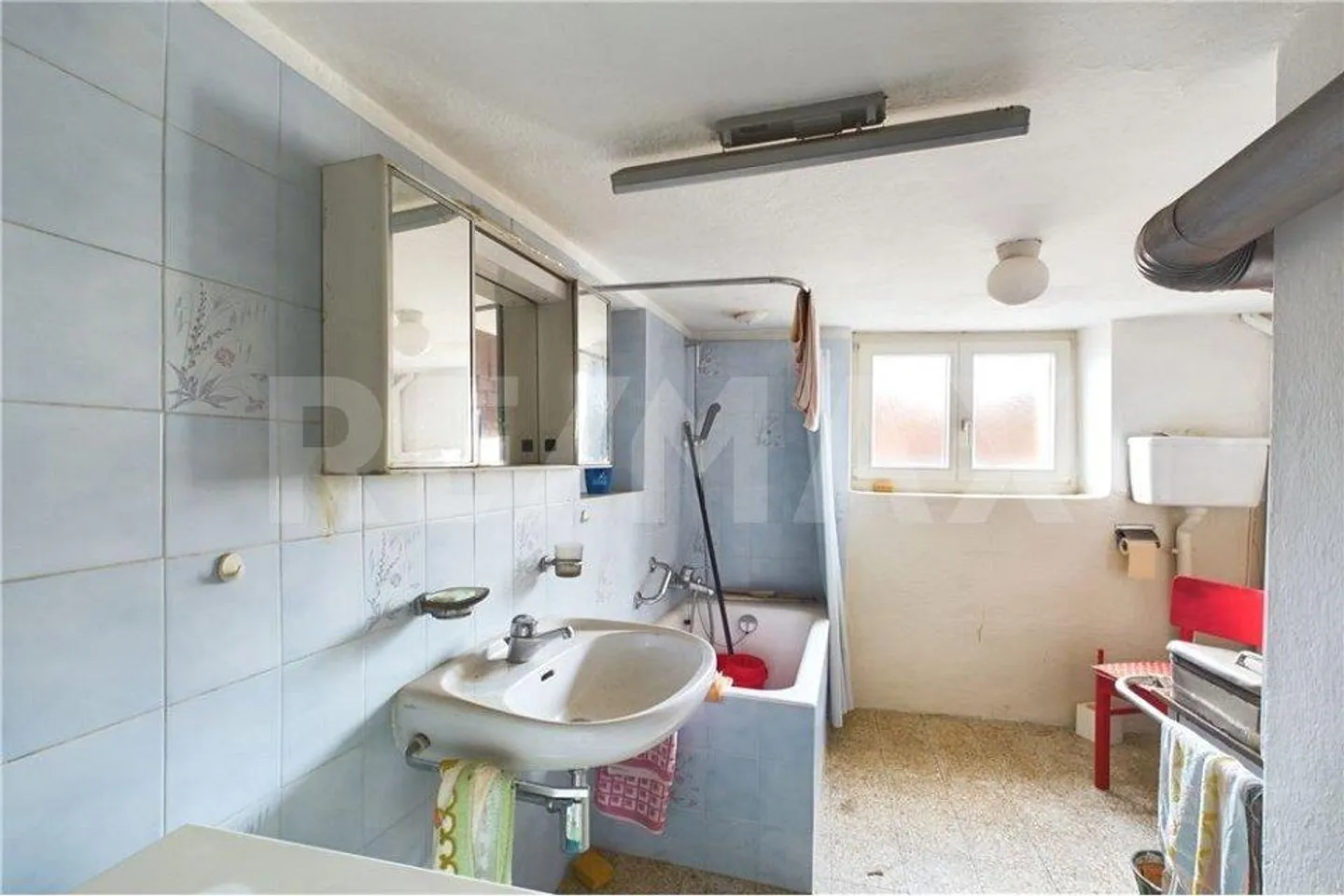 Altes Wohnhaus mit Dachboden und kleinem Hof/Garten, zu renovieren - Foto 9 von 10