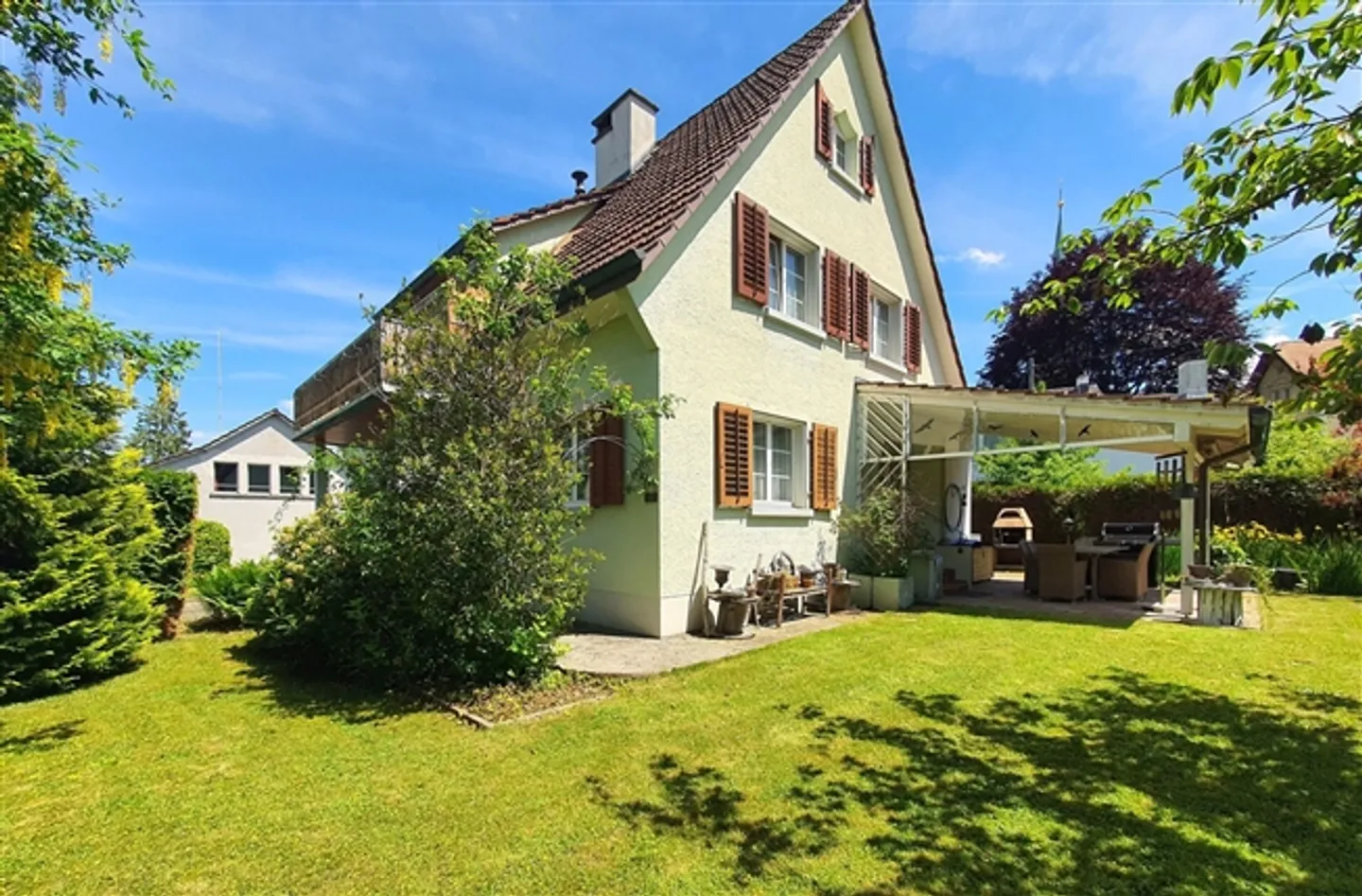 «Freistehendes Einfamilienhaus mit grosszügigem Garten an zentraler Lage» - Foto 2 von 9