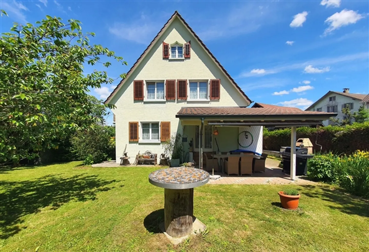 «Freistehendes Einfamilienhaus mit grosszügigem Garten an zentraler Lage» - Foto 3 von 9