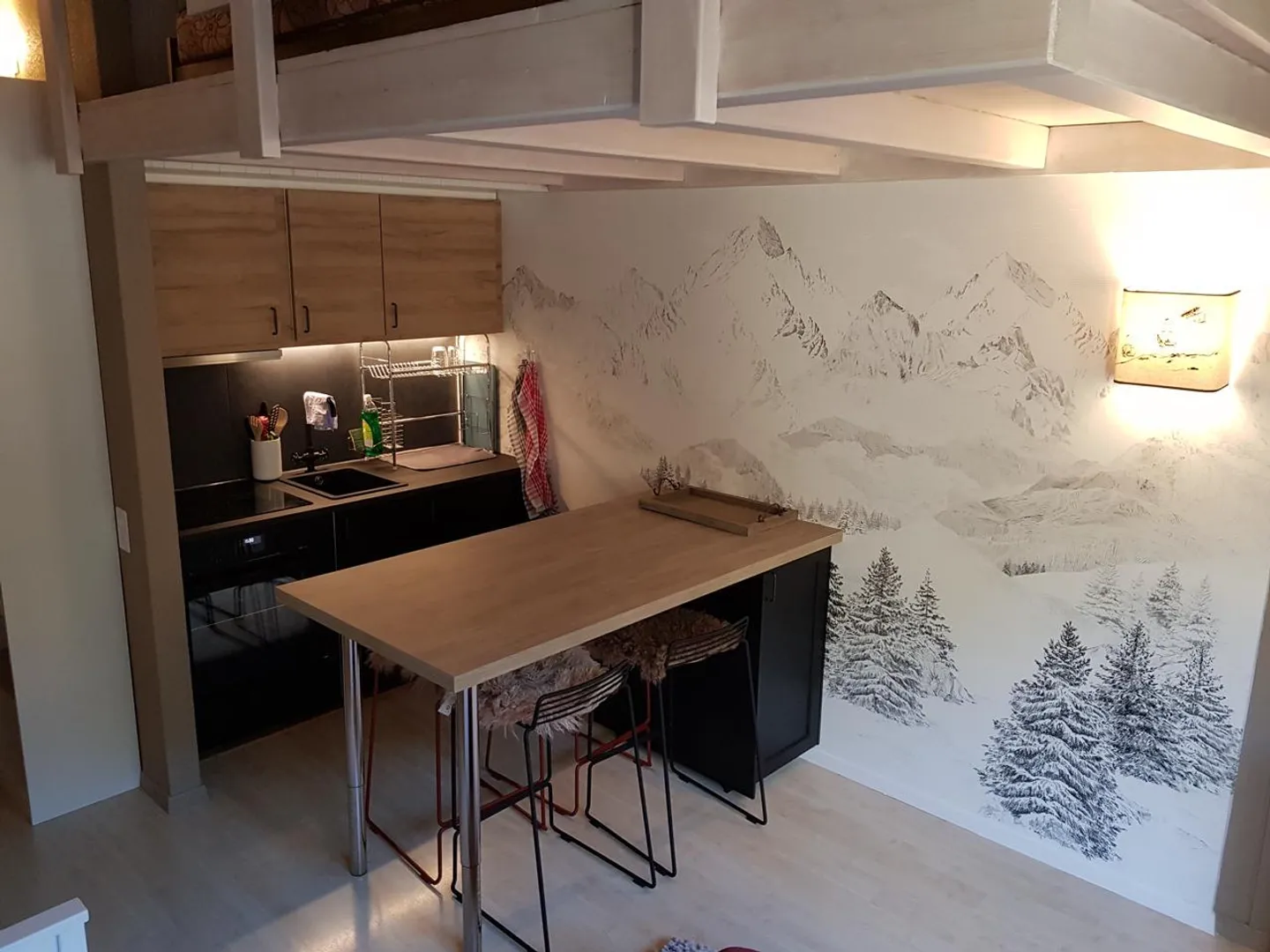 Studio avec mezzanine, meublé et rénové - Photo 2 sur 7