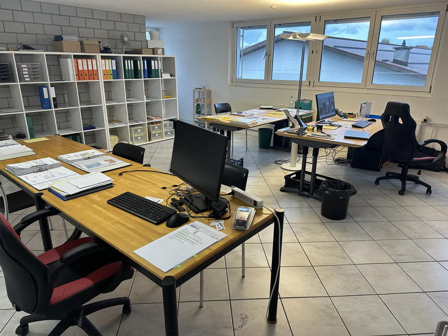 Emplacement parfait pour votre entreprise - 42m2 incluant deux places de parking - Photo 1 sur 2