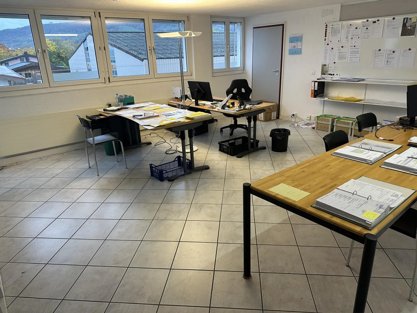 Emplacement parfait pour votre entreprise - 42m2 incluant deux places de parking - Photo 2 sur 2