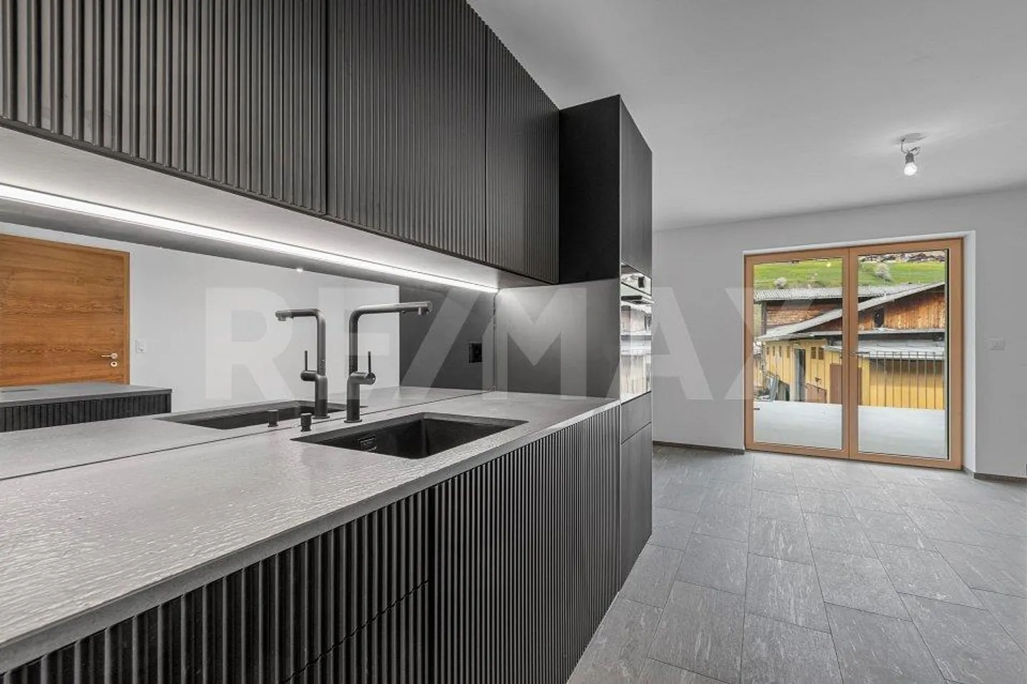 3 -Zimmer-Wohnung Nr. 3 mit grossem Balkon im 1. OG als Zweitwohnsitz - Foto 1 von 11