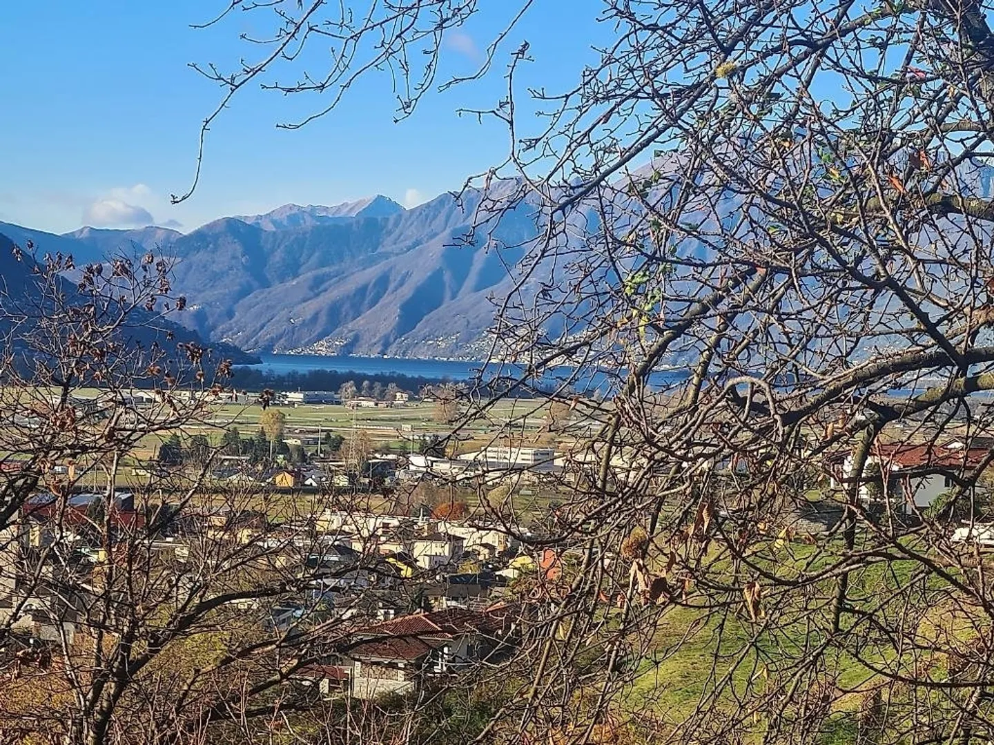 Zweifamilienhaus mit Panoramablick in Wohngebiet von Cugnasco - Foto 2 von 4