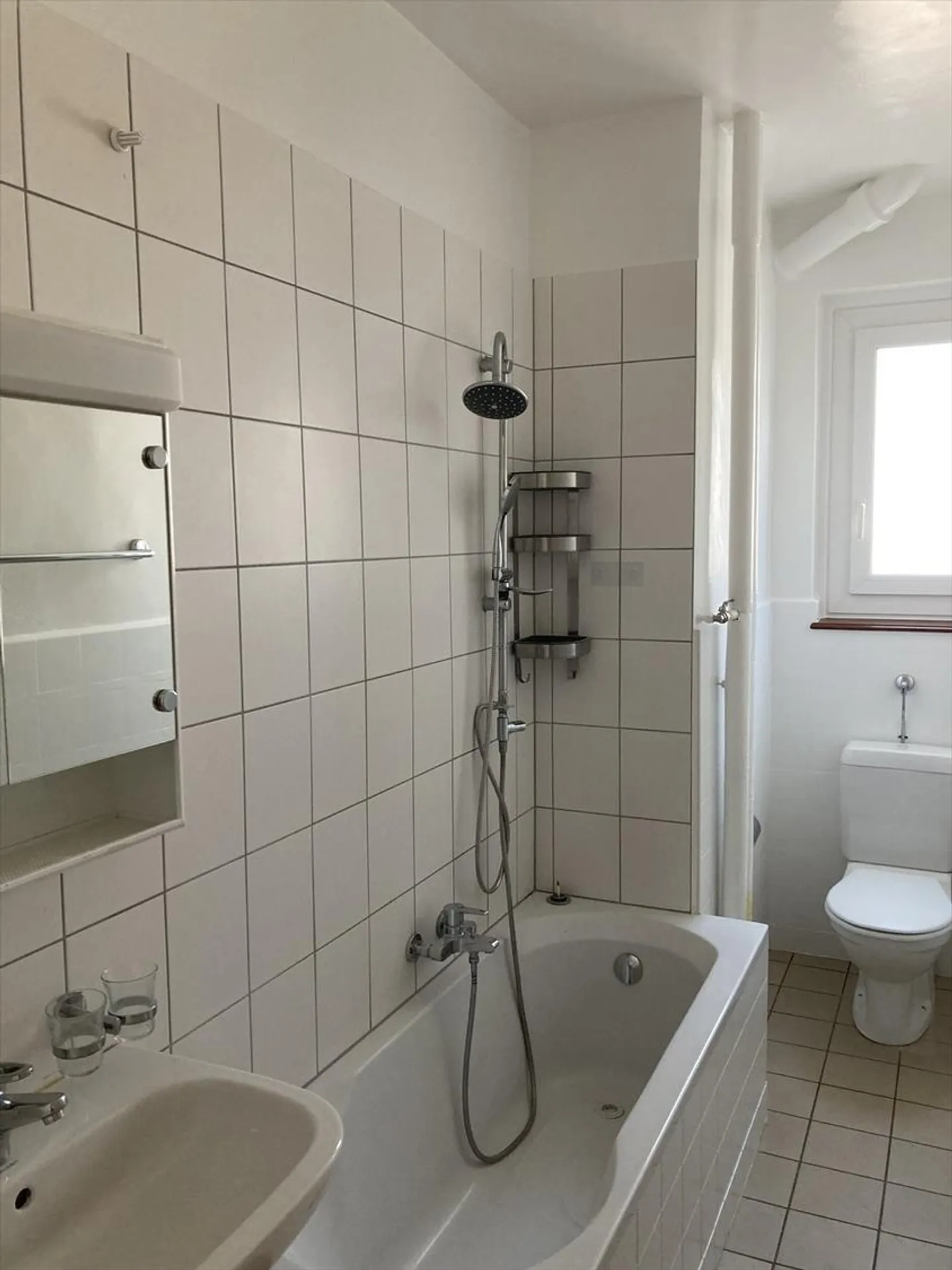 BEAUTIFUL BRIGHT AND PARTIALLY RENOVATED ACCOMMODATION - Photo 4 of 8