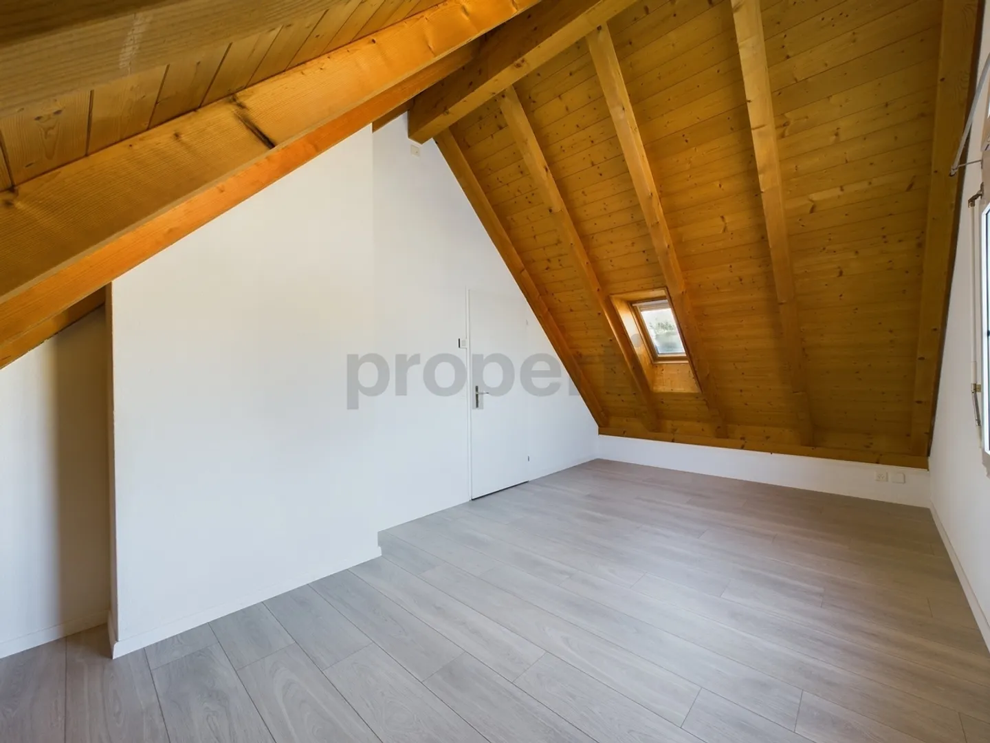 Luminoso appartamento mansardato di 3,5 locali con balcone a Buchs ZH - Foto 5 di 10