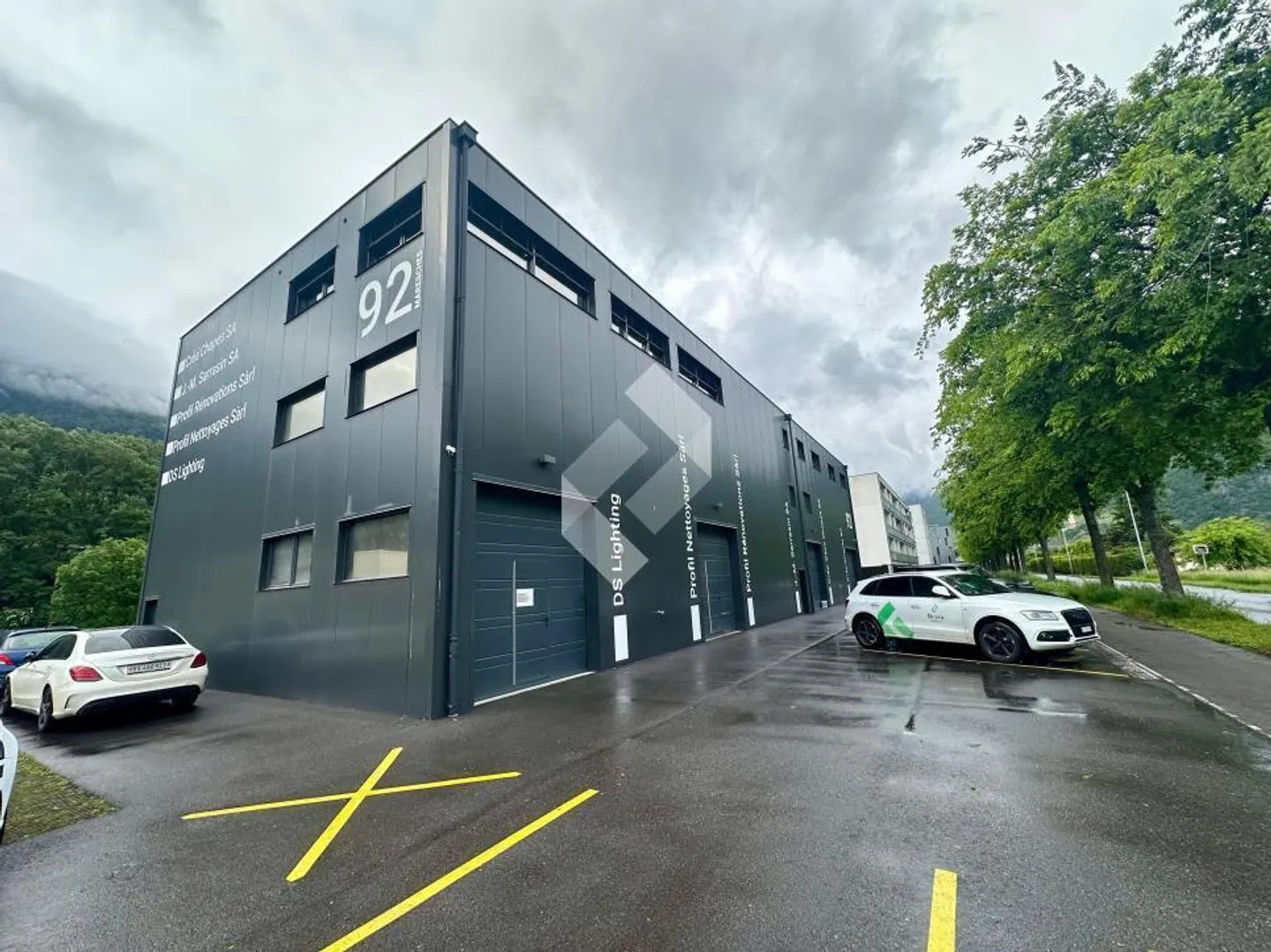 Halle piano terra con 2 porte sezionali e 2 parcheggi inclusi - Foto 2 di 7