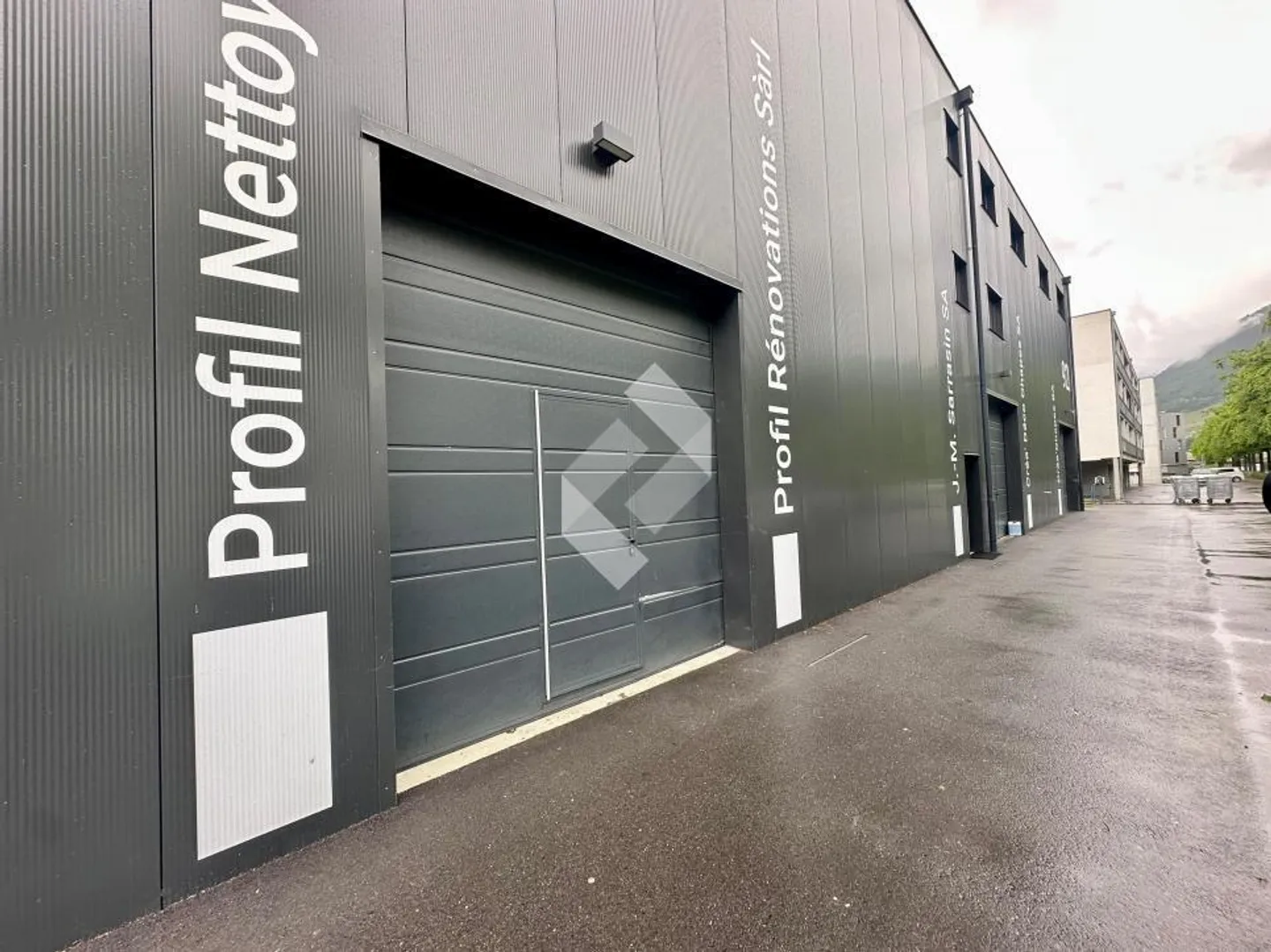 Halle piano terra con 2 porte sezionali e 2 parcheggi inclusi - Foto 3 di 7