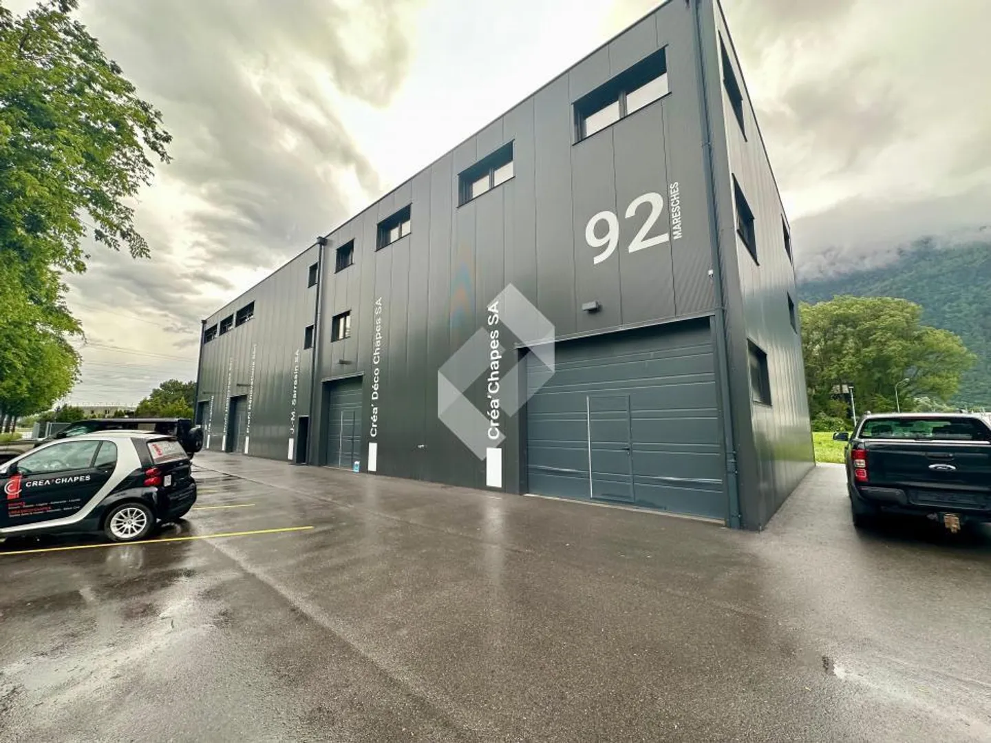 Halle piano terra con 2 porte sezionali e 2 parcheggi inclusi - Foto 5 di 7