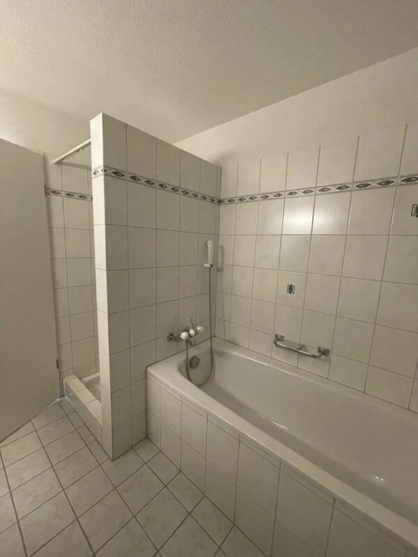 APPARTAMENTO ACCOGLIENTE DI 4,5 STANZE IN UN AMBIENTE TRANQUILLO - Foto 3 di 12