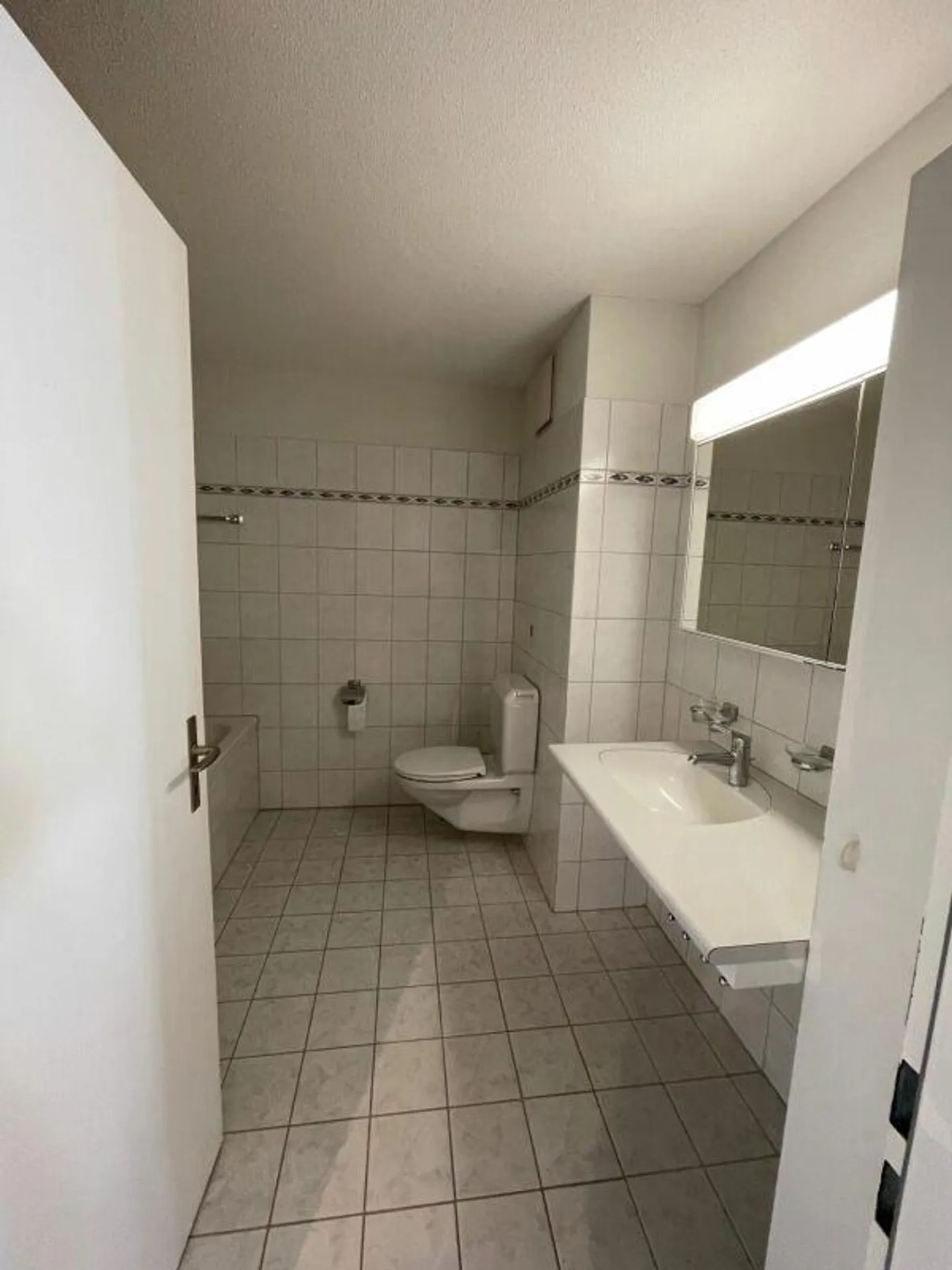 APPARTAMENTO ACCOGLIENTE DI 4,5 STANZE IN UN AMBIENTE TRANQUILLO - Foto 4 di 12