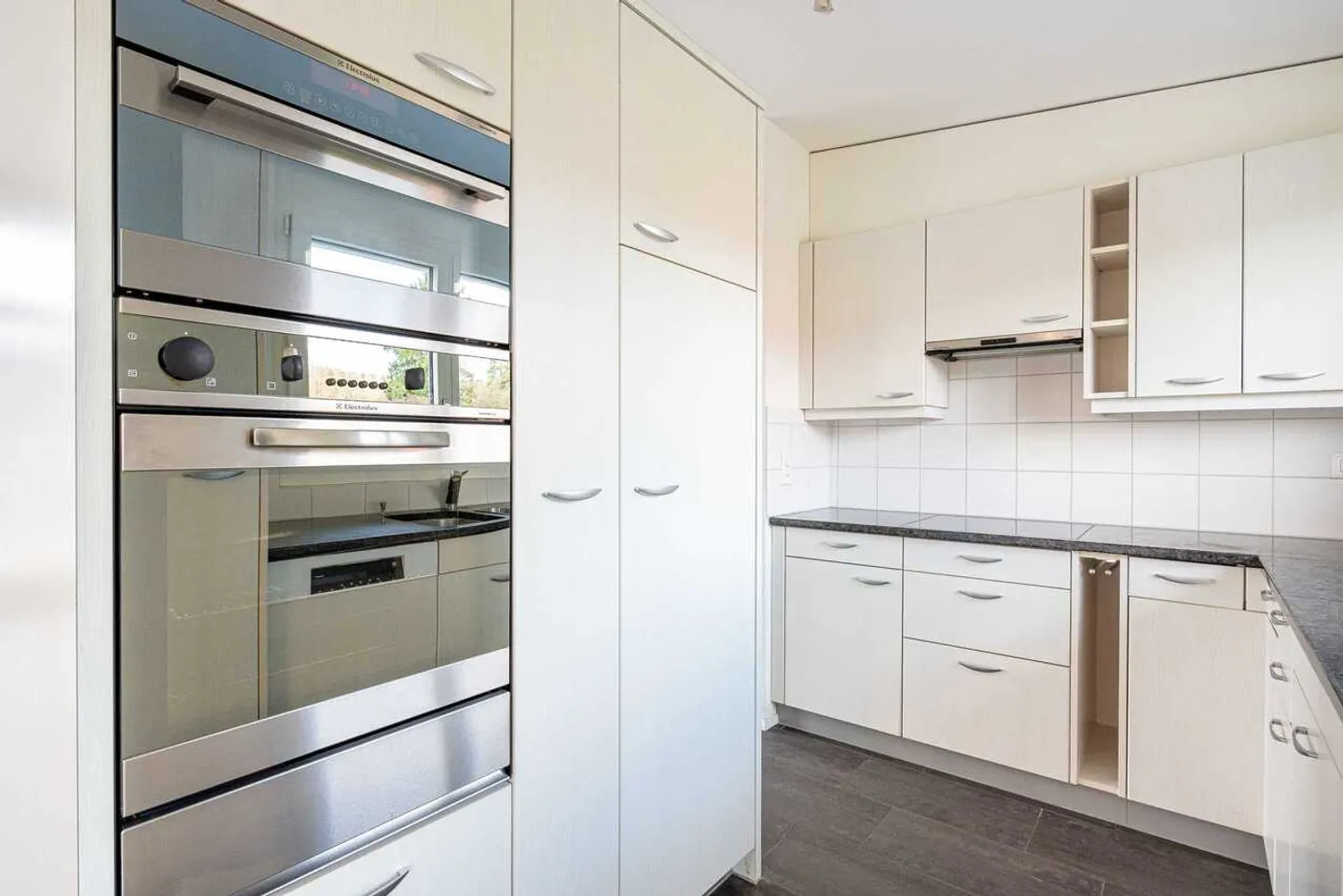 Bright 4.5-room attic apartment with terrace in Boll/Vechigen for rent - Photo 2 of 13