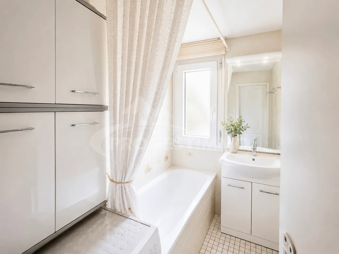 Charming Apartment with Mountain View - Photo 6 of 9